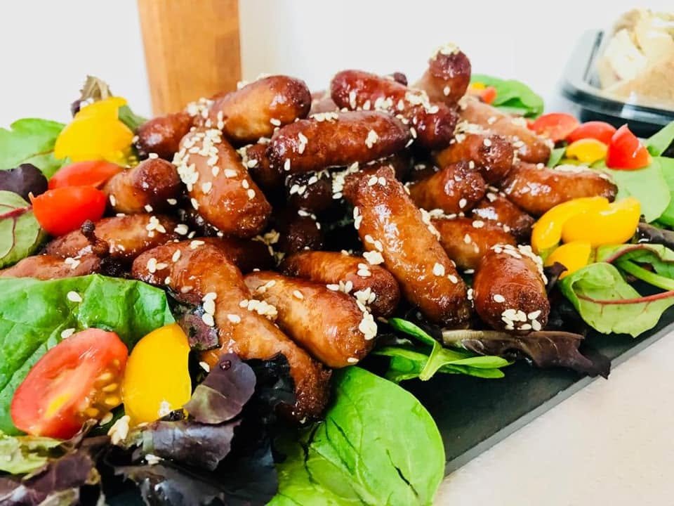 Sticky chicken with salad
